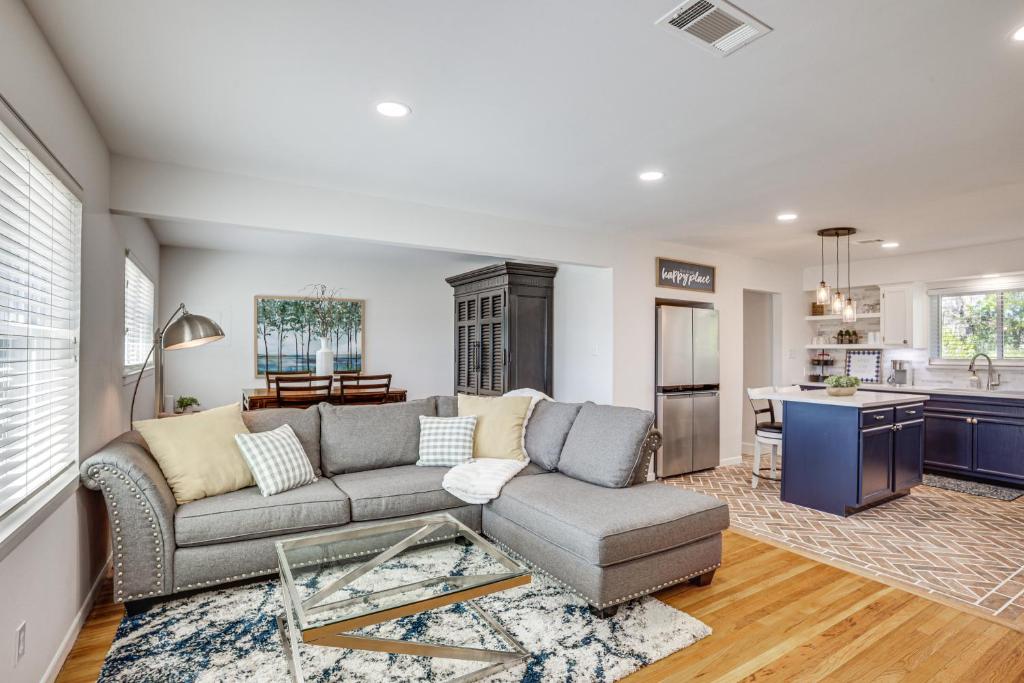 Pet-Friendly Tomball Cottage Steps to Downtown! photo 2