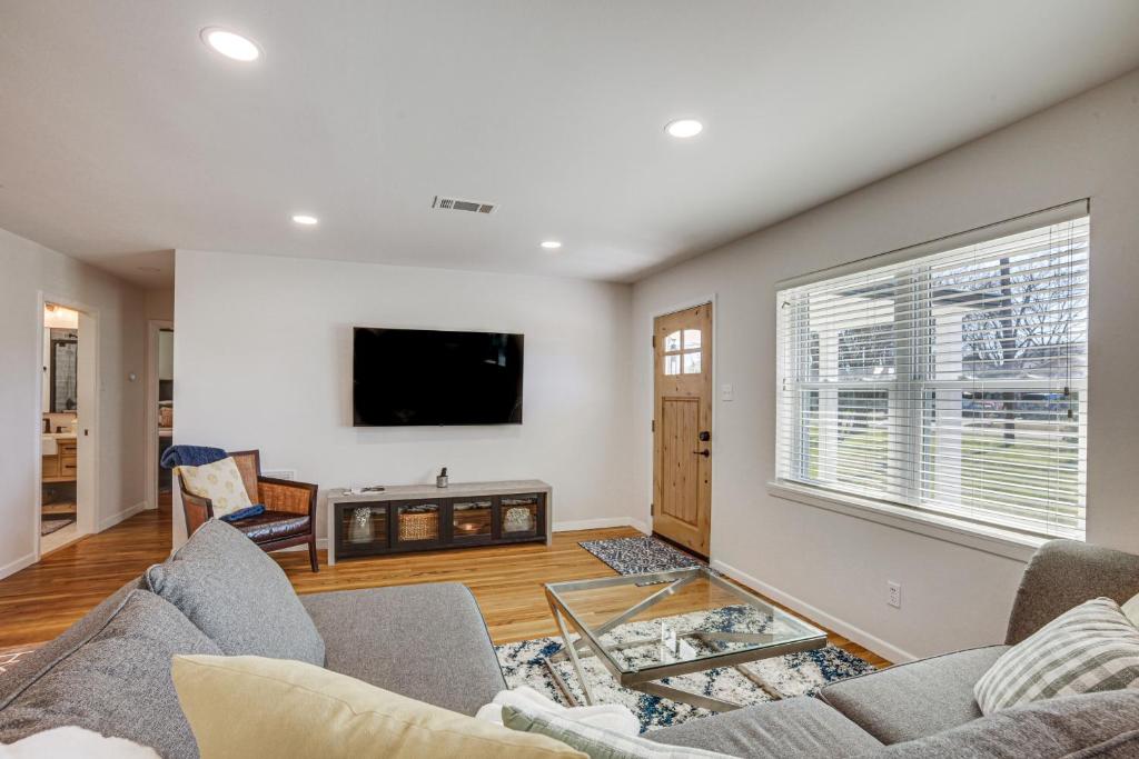 Pet-Friendly Tomball Cottage Steps to Downtown! photo 4