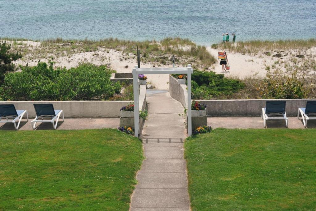 Surf & Sand Beach Motel image