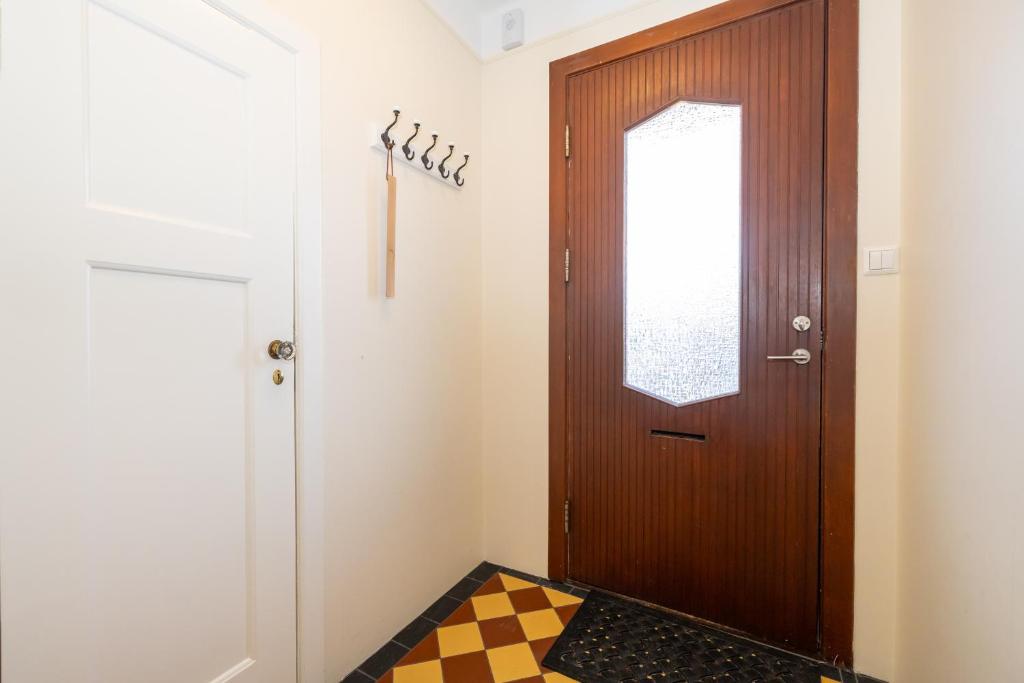 Three bedroom apartment close to downtown photo 1
