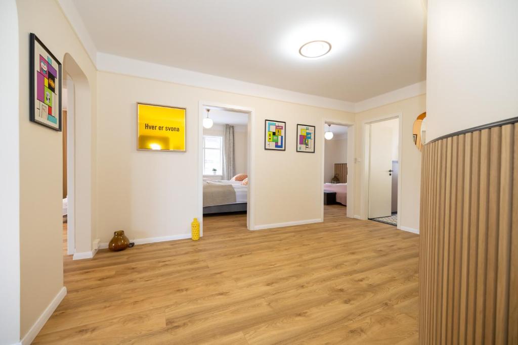 Three bedroom apartment close to downtown photo 3