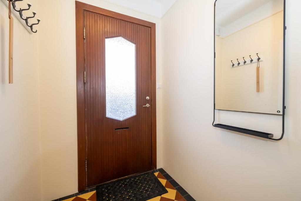 Three bedroom apartment close to downtown photo 2
