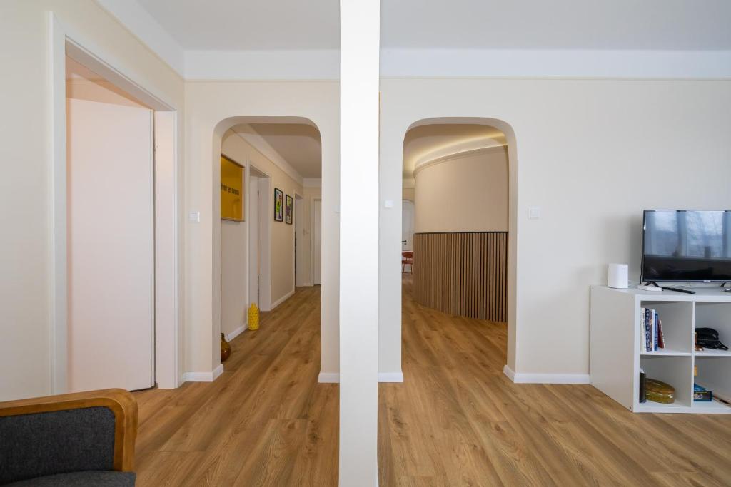 Three bedroom apartment close to downtown photo 4