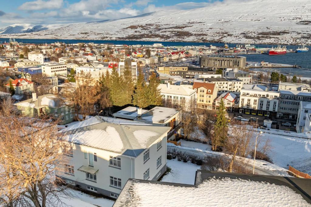 Three bedroom apartment close to downtown