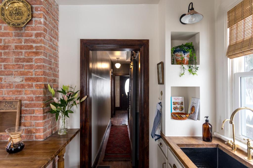 Bespoke 1920's Charm, Walk 2 Warren, & Hot Tub - The Spring House photo 1