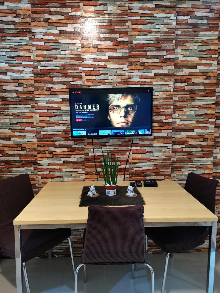 Modern 1BR with balcony and 100mbps wifi photo 1
