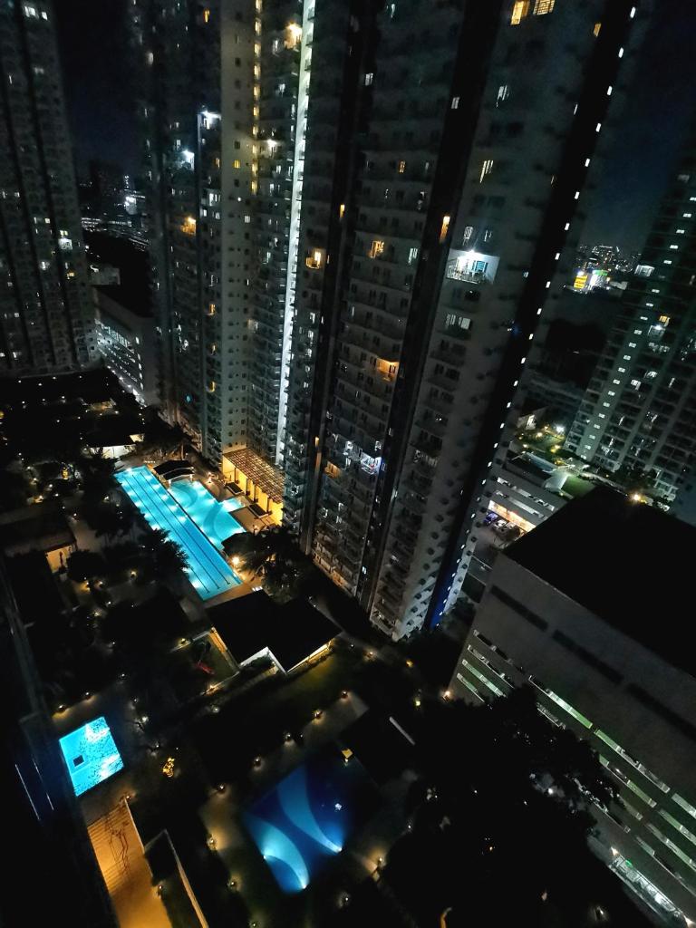 Modern 1BR with balcony and 100mbps wifi photo 3