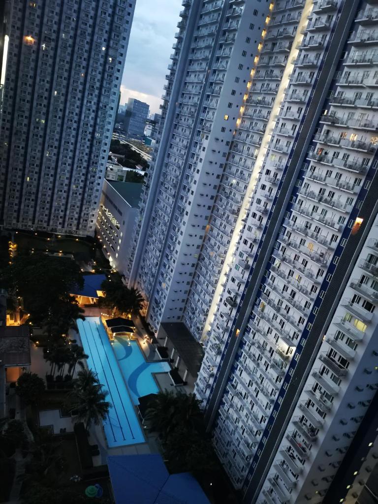 Modern 1BR with balcony and 100mbps wifi photo 2