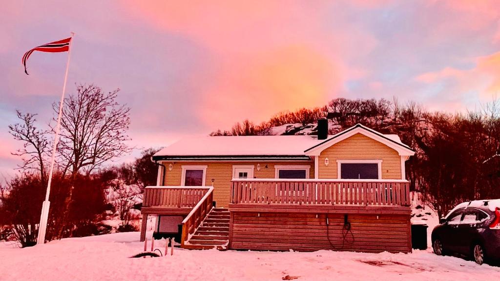Familyfriendly-modern, in the fishingtown Stamsund, with Sauna and Jacuzzi