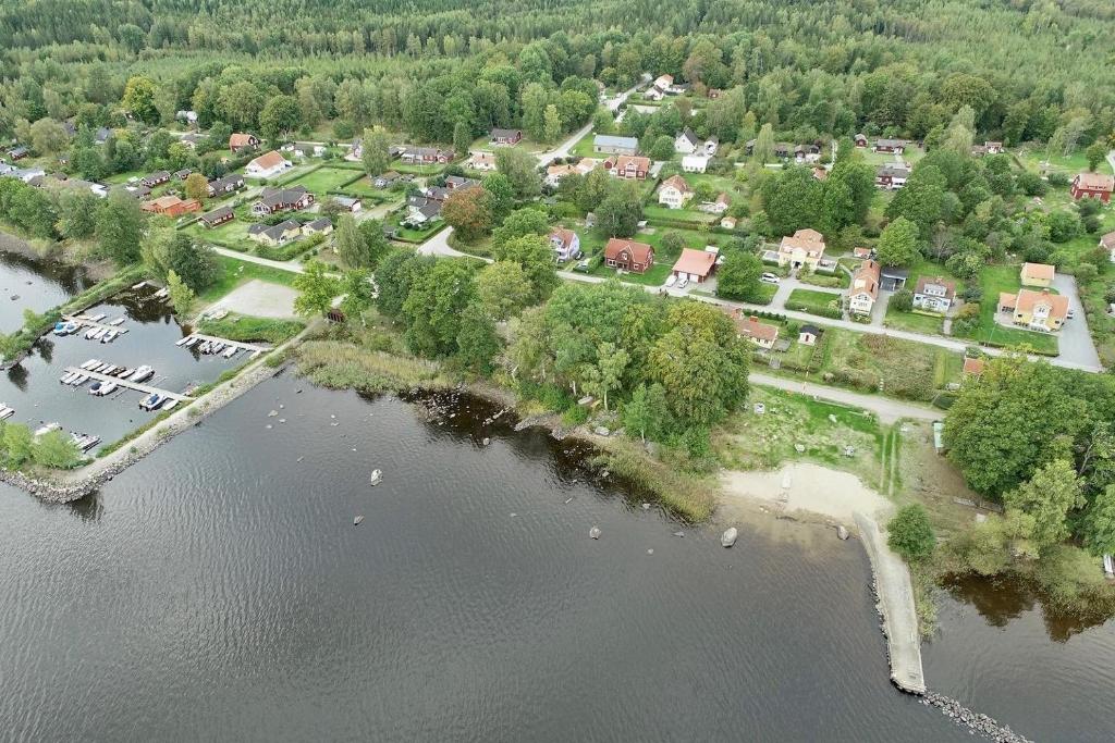 Well-equipped holiday home with a view of Lake Asnen in Hulevik, Lonashult photo 2