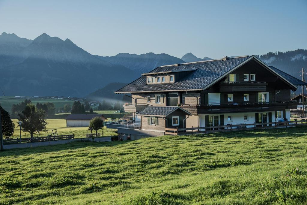 ALPENHAUS Steiner - TOP-Ferienwohnungen - SOMMER-Bergbahn inklusive photo 2