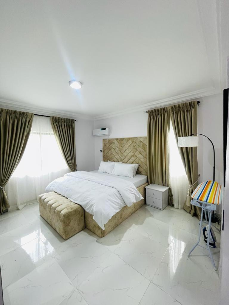 GISELLE HOMES photo 2