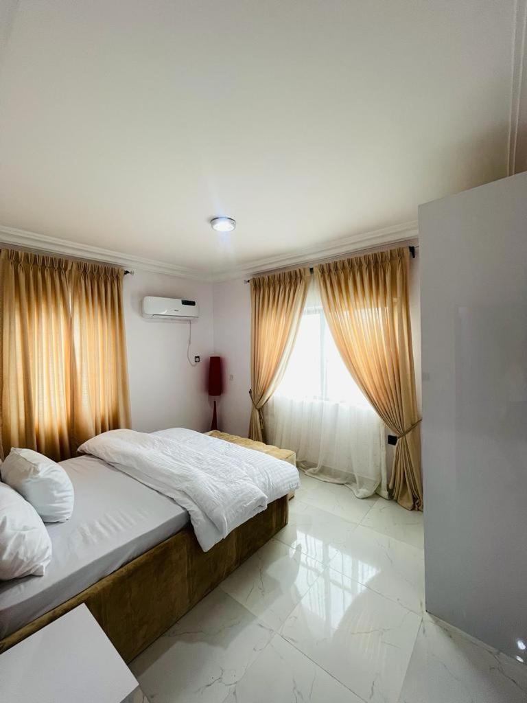 GISELLE HOMES photo 3