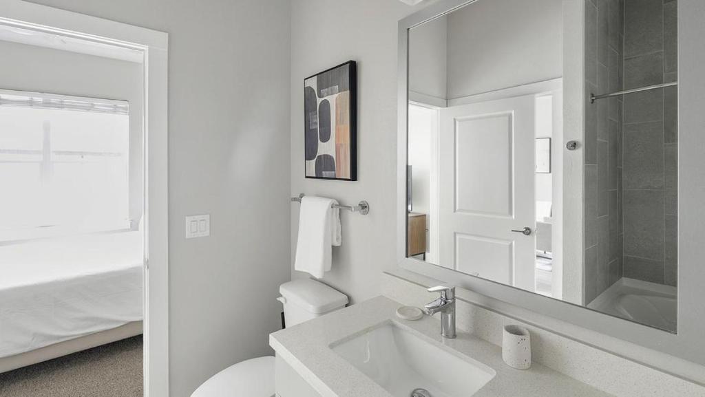 Landing Modern Apartment with Amazing Amenities (ID1802X52) image