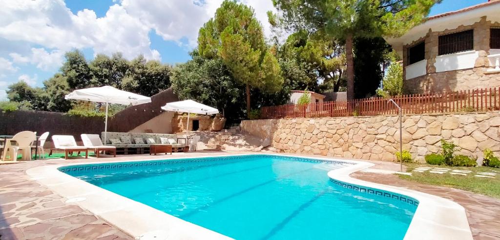Casa Blanca de La Sierra hasta 24 hasta personas con Piscina Salina y Bbq photo 1