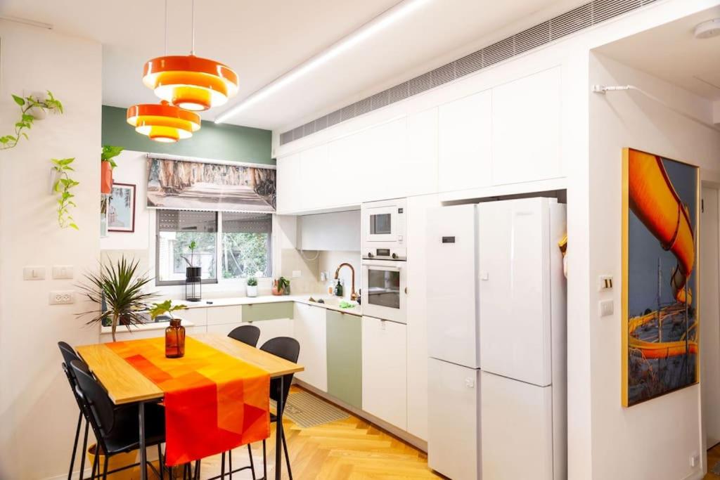 A new 2BR apartment. Close to TLV trains.