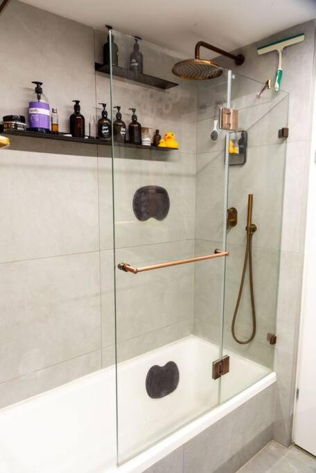 A new 2BR apartment. Close to TLV trains. photo 3