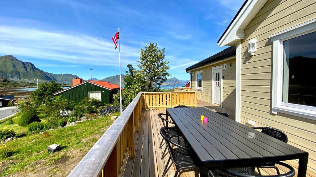 Familyfriendly-modern, in the fishingtown Stamsund, with Sauna and Jacuzzi photo 3