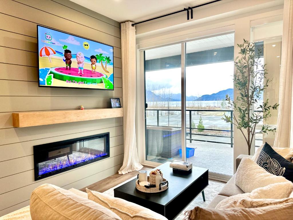 Dreamy Panoramic Lakeview 1 Bedroom plus Den photo 1