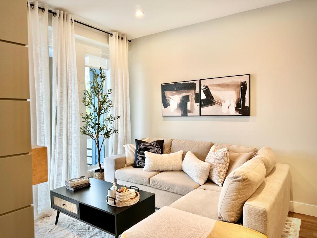 Dreamy Panoramic Lakeview 1 Bedroom plus Den photo 2