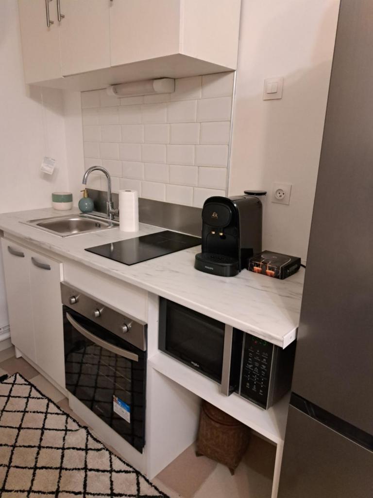 Grand Studio de 24m2 avec terrasse privée proche de la gare RER TER
