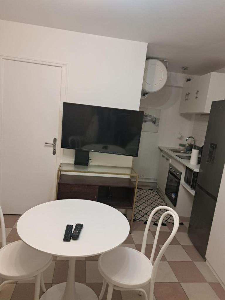 Grand Studio de 24m2 avec terrasse privée proche de la gare RER TER photo 3