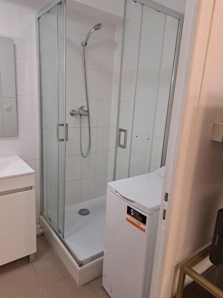 Grand Studio de 24m2 avec terrasse privée proche de la gare RER TER photo 4