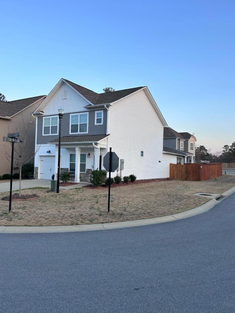 Beautiful new 4 Bdr home- in quite small community photo 1