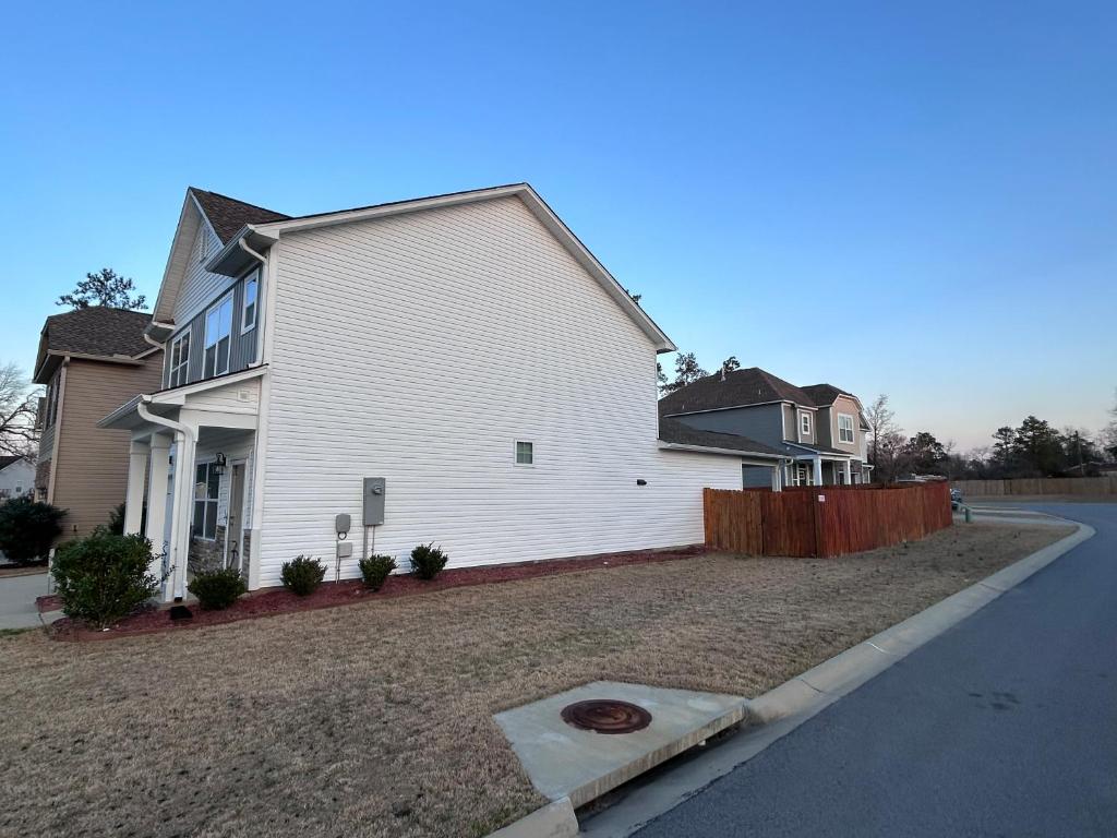 Beautiful new 4 Bdr home- in quite small community photo 2