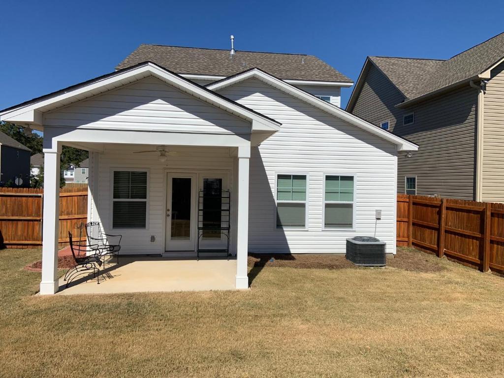 Beautiful new 4 Bdr home- in quite small community photo 4