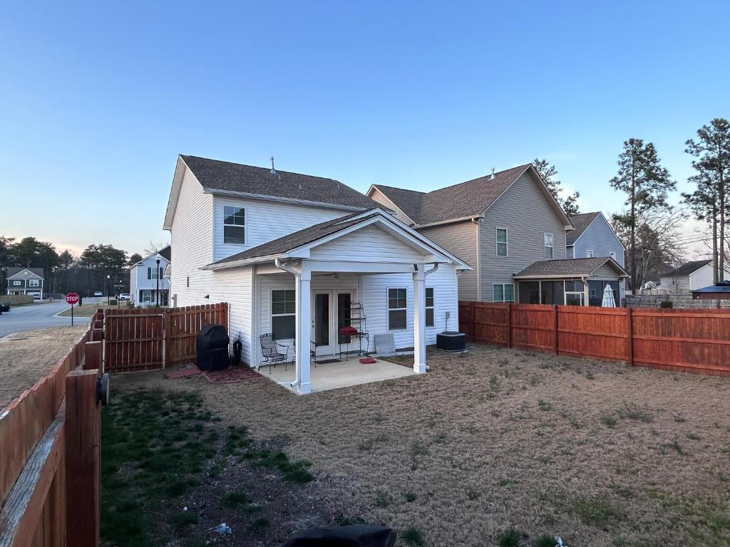 Beautiful new 4 Bdr home- in quite small community photo 3