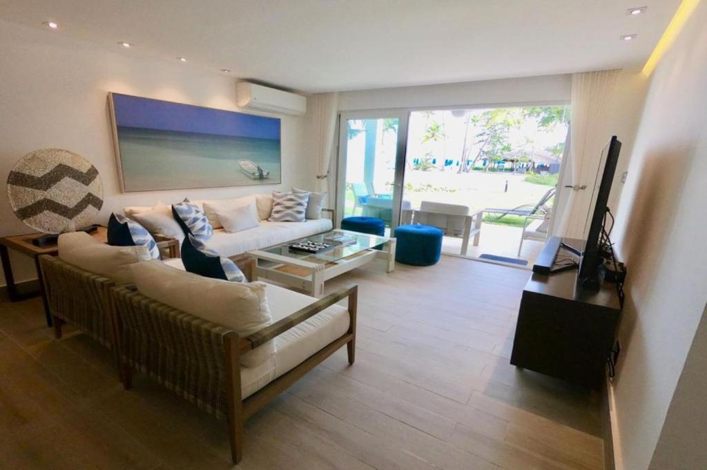 Beach front apartment at emotions photo 3
