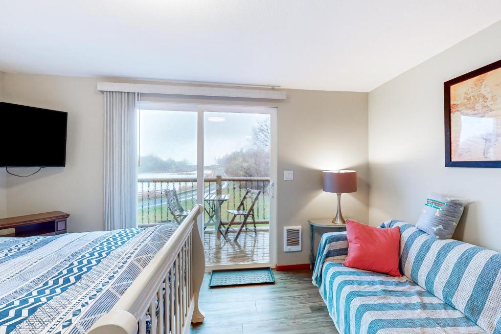 Breakwater Inn - Mastodon Cottage #G photo 4