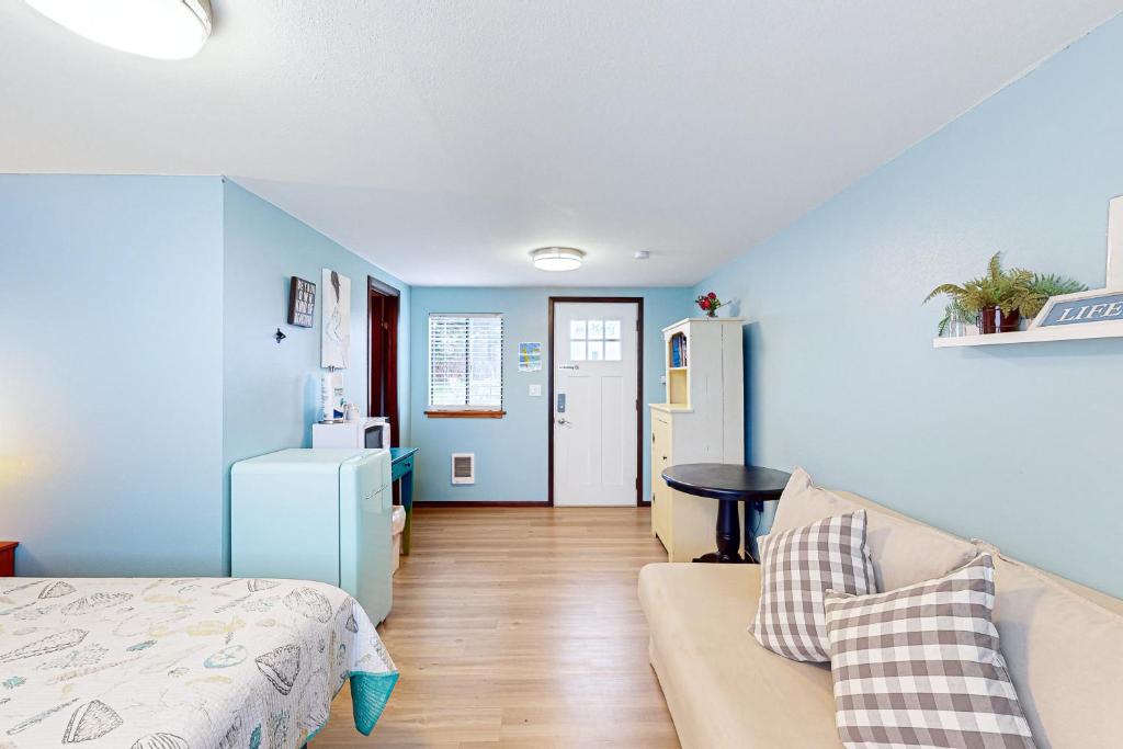 Breakwater Inn - Towhee Cottage #F photo 2