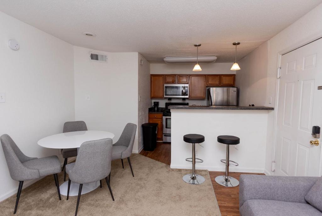City Chic 1br Gem Perfect For Couple I Wyndham