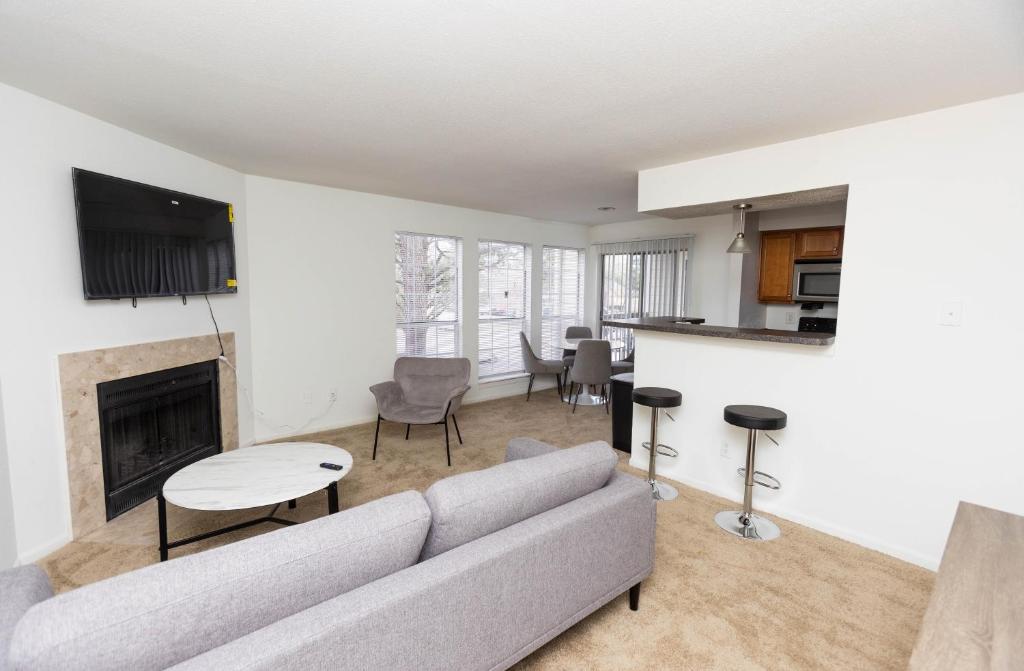 Corporate & Modern 2br Suite I Parking I Wyndham photo 2