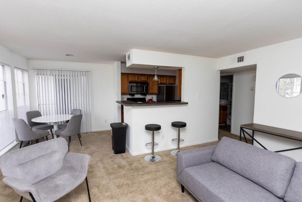 Corporate & Modern 2br Suite I Parking I Wyndham photo 3
