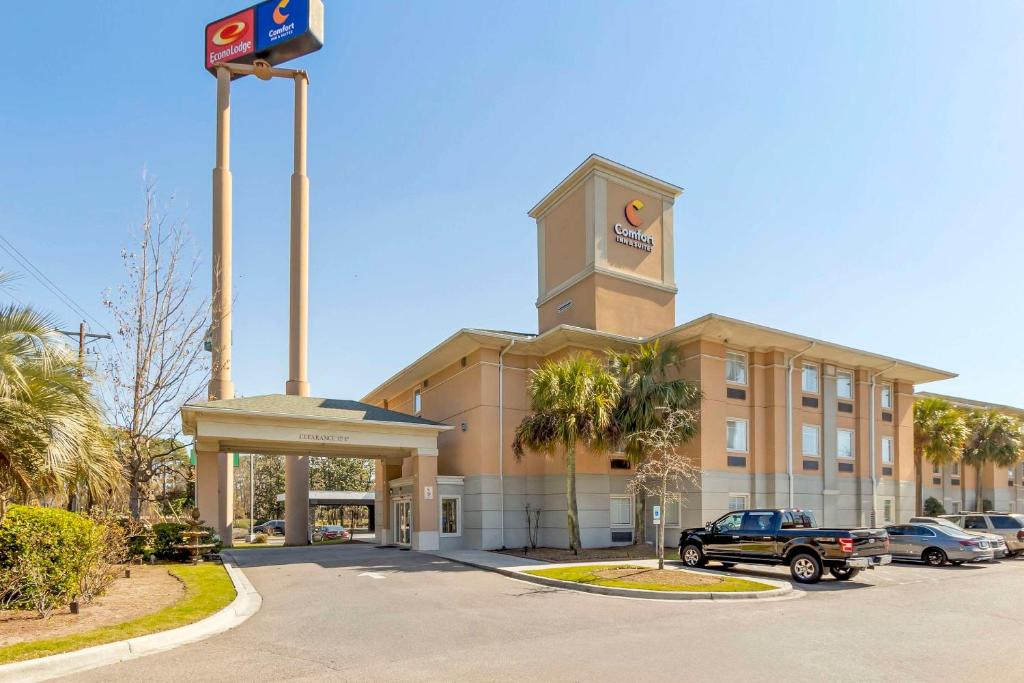 Comfort Inn & Suites Airport Convention Center image