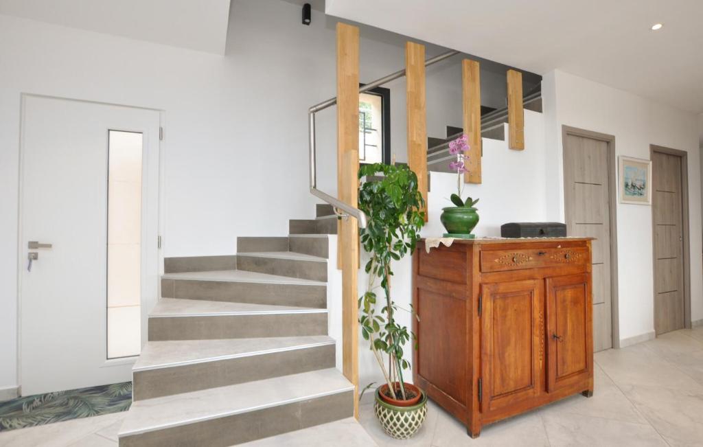 Stunning Home In Vence With Kitchen photo 3