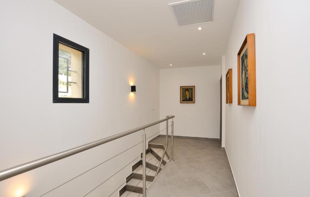 Stunning Home In Vence With Kitchen photo 4