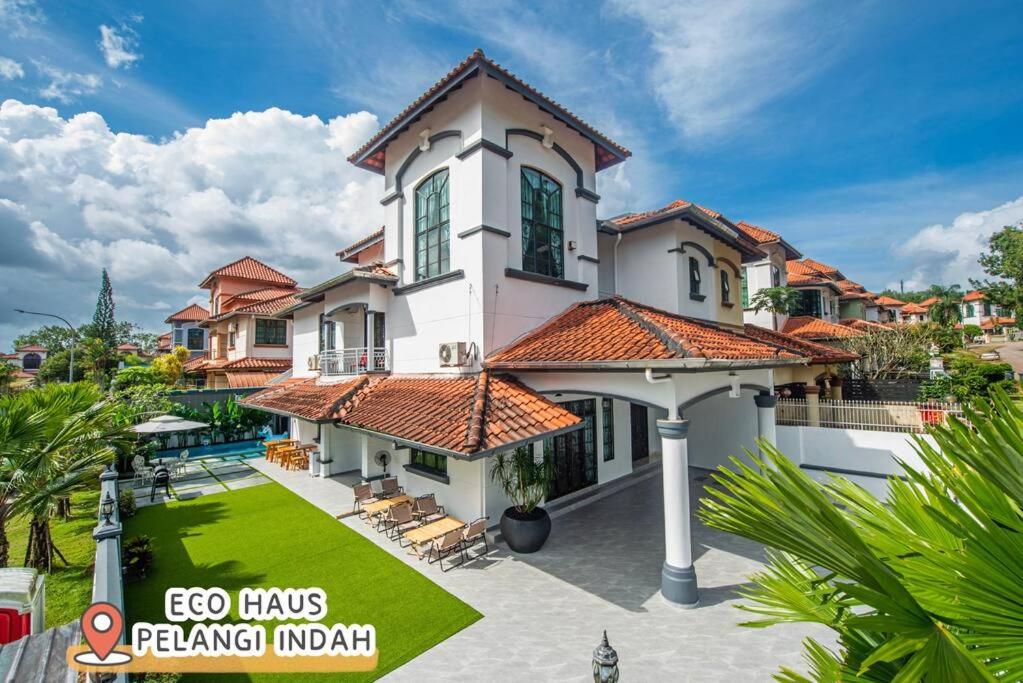 ECOHAUs AeonTebrau/Pool/Netflix/Karaoke/Gaming