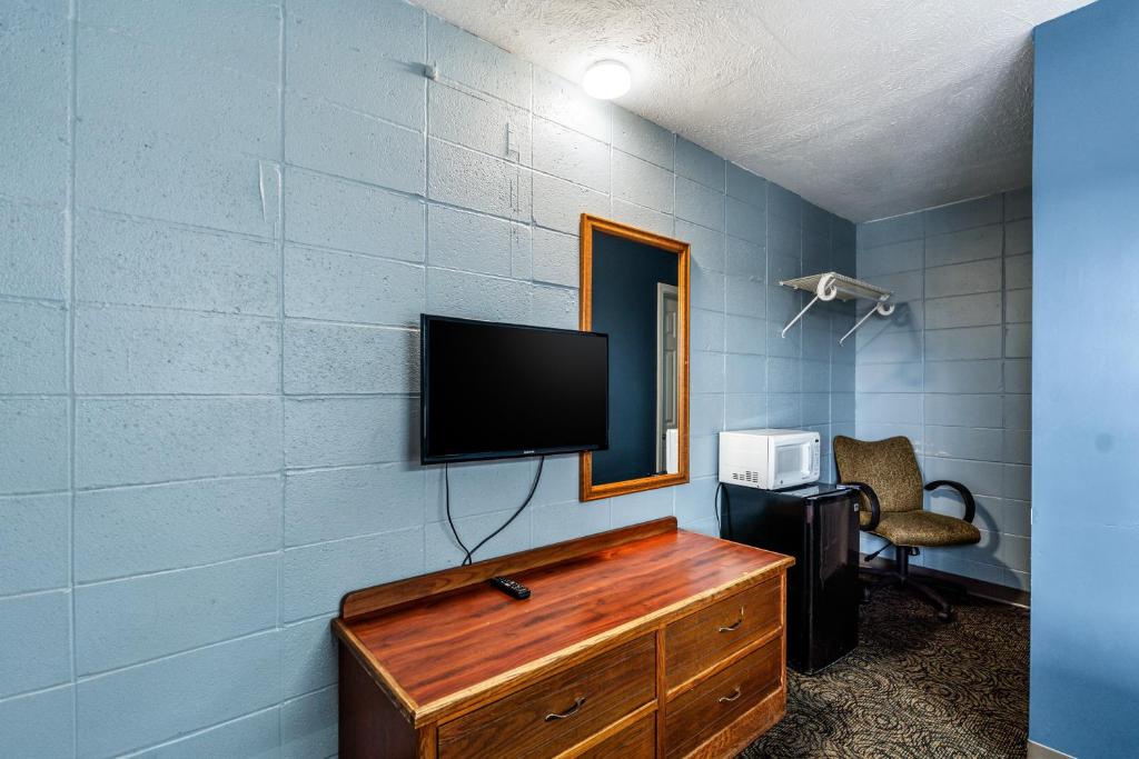 Broadway Inn photo 1