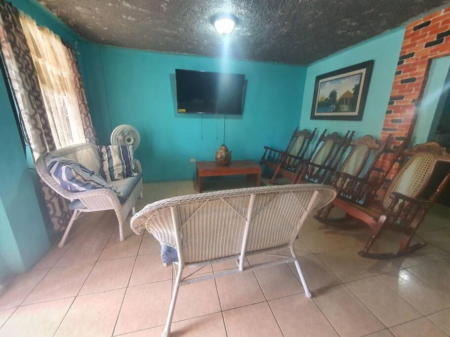 House for 5 with vehicle included in Roatan photo 3