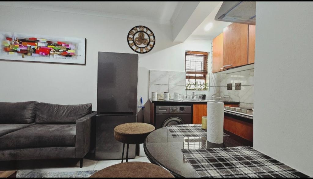 Bryanston Guest Cottage photo 3