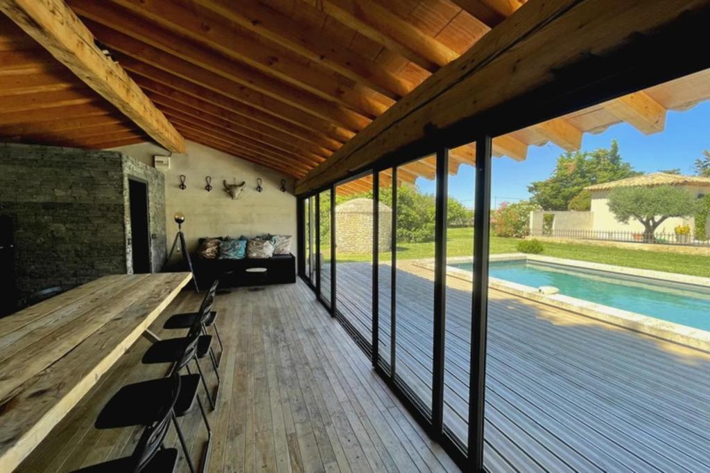 Beautiful contemporary villa swimming pool and large garden photo 1