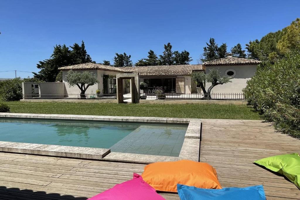 Beautiful contemporary villa swimming pool and large garden photo 2