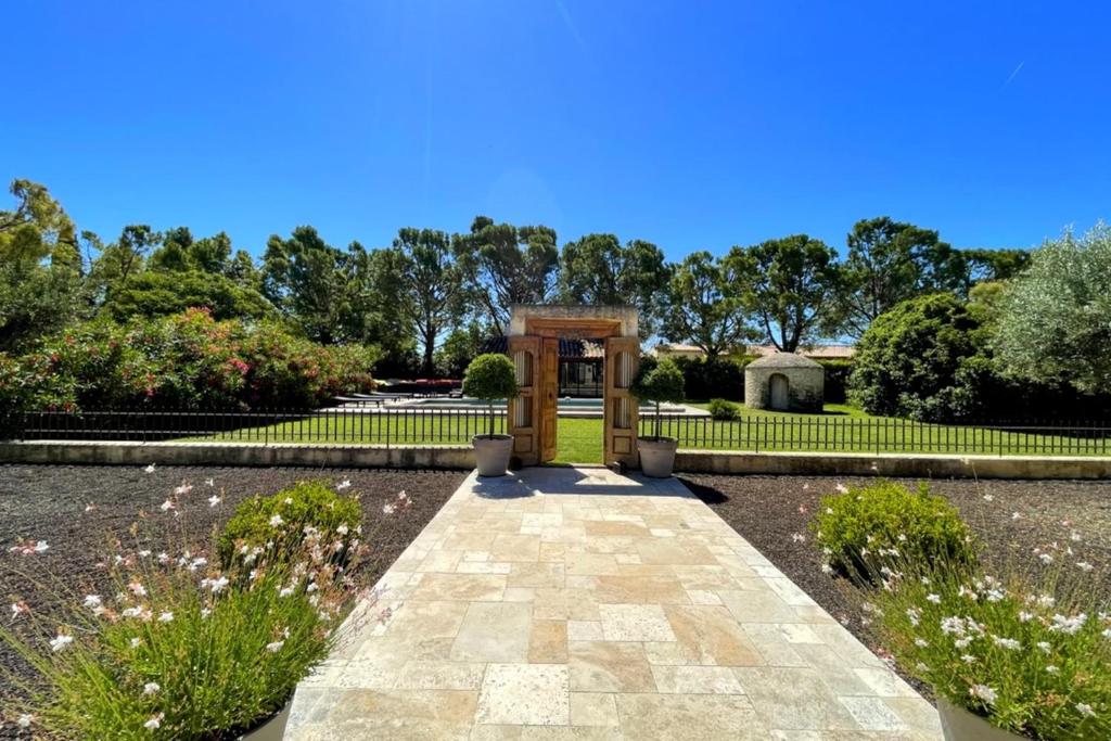 Beautiful contemporary villa swimming pool and large garden photo 3