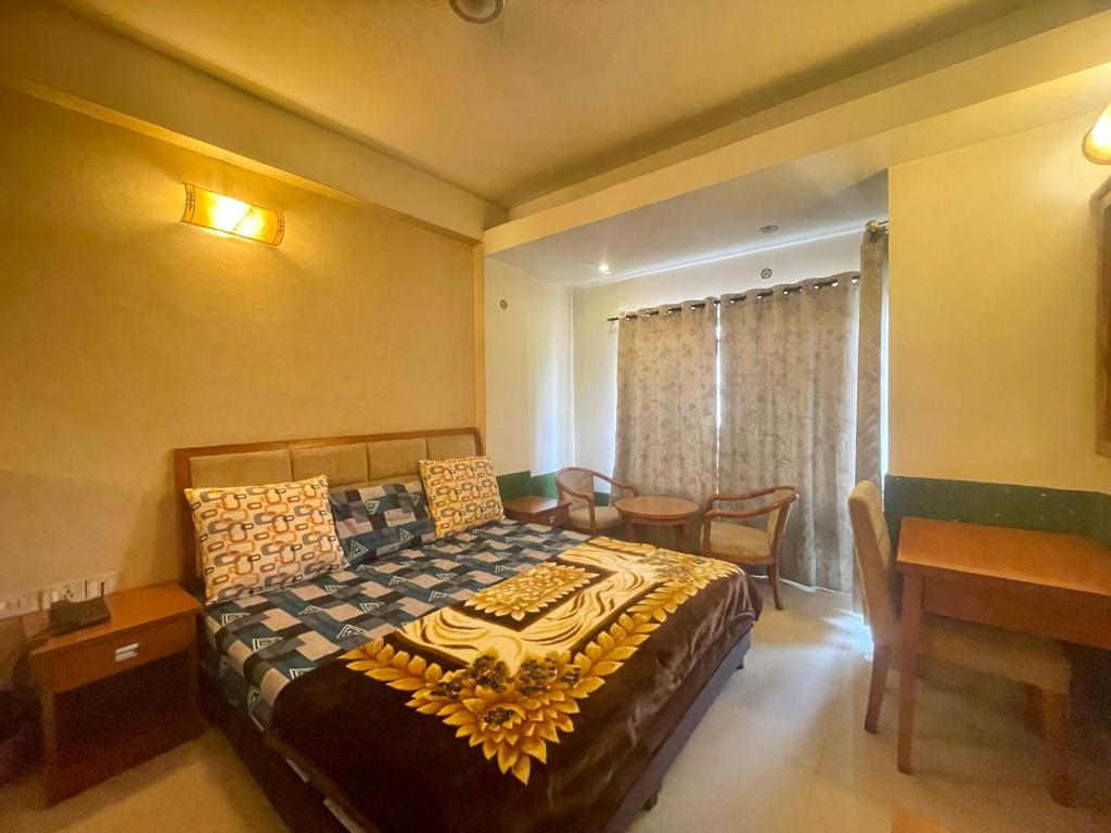 Family Luxurious Stay behind Prem Mandir