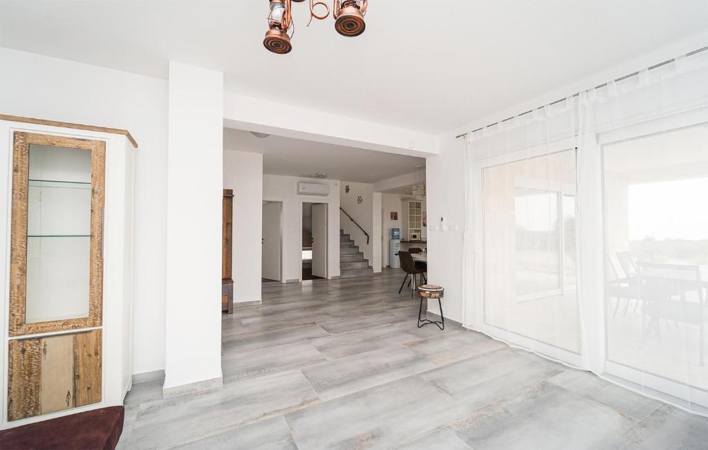 4 Bedroom Cozy Home In Krnica photo 1