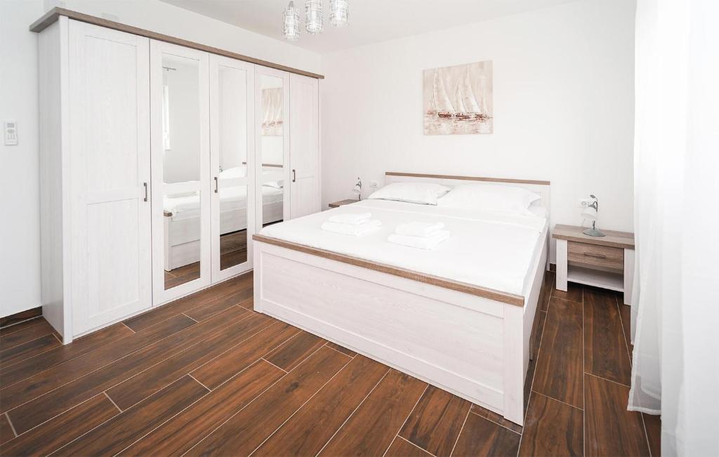 4 Bedroom Cozy Home In Krnica photo 2